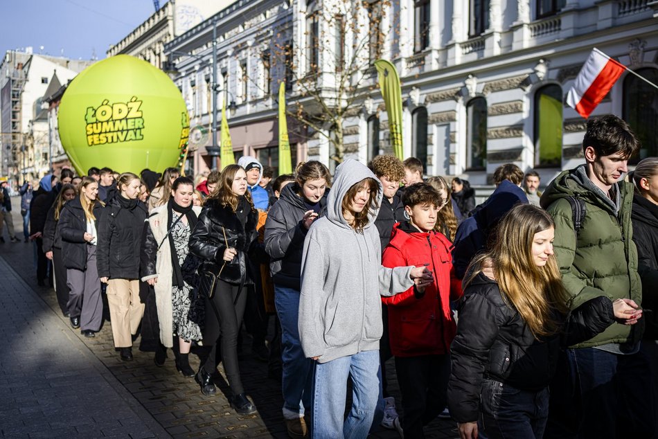 Łódź. Polonez dla Łodzi. Tłumy maturzystów zatańczyły na Piotrkowskiej. Razem z nimi łodzianie!