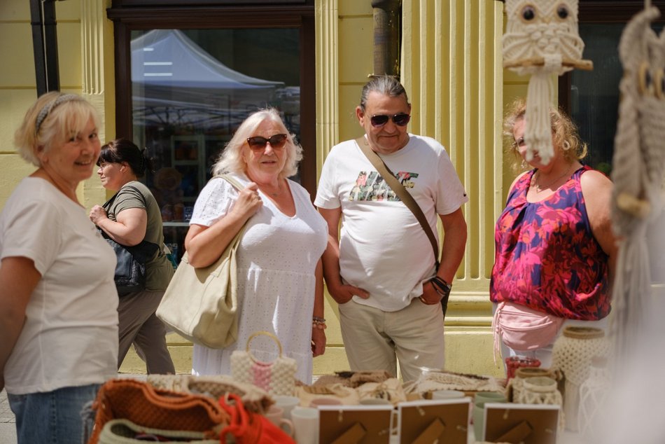Łódź. Rękodzielnia na Piotrkowskiej w Łodzi. Kilkadziesiąt stoisk i różnorodny asortyment