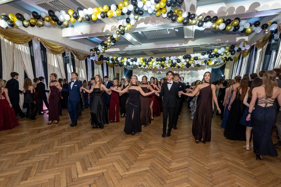 Łódź. Studniówka XXVI LO w Łodzi. Ależ oni zatańczyli... i jak pięknie wyglądali!