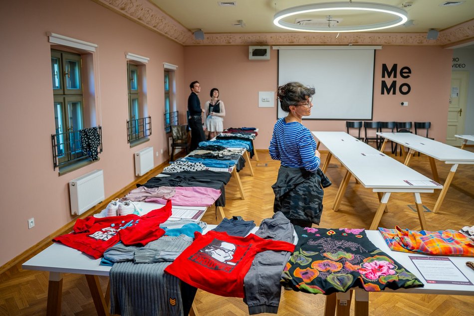 Łódź. Swap ubraniowy w Mediatece MeMo w Łodzi. Fani mody wymieniali się kosmicznymi strojami