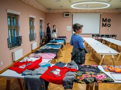 Łódź. Swap ubraniowy w Mediatece MeMo w Łodzi. Fani mody wymieniali się kosmicznymi strojami