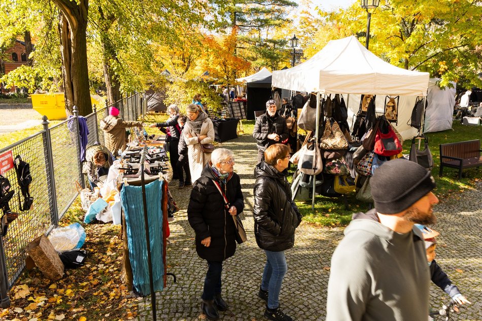 Łódź. Targ Staroci na Księżym Młynie w Łodzi. Rękodzieła, biżuteria, winyle i wiele więcej