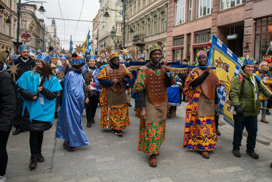Orszak Trzech Króli w Łodzi. Tłumy łodzian świętowały w kolorowym pochodzie [ZDJĘCIA]