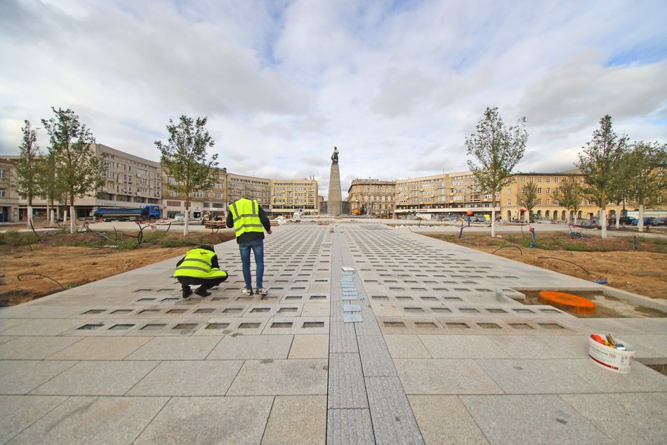 montaż kostek na placu