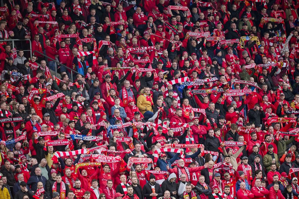 kibice na trybunach stadionu