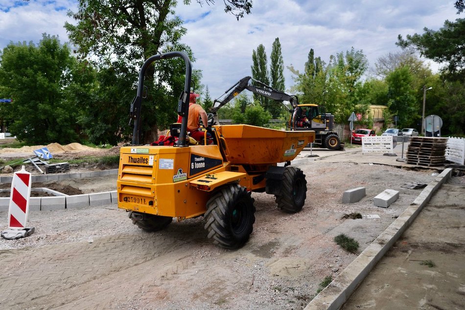 Łódź. Remont Źródłowej w Łodzi. Powstaje nowy chodnik i miejsca parkingowe