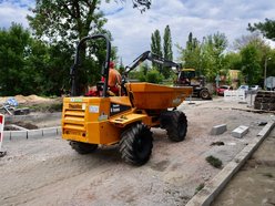 Łódź. Remont Źródłowej w Łodzi. Powstaje nowy chodnik i miejsca parkingowe