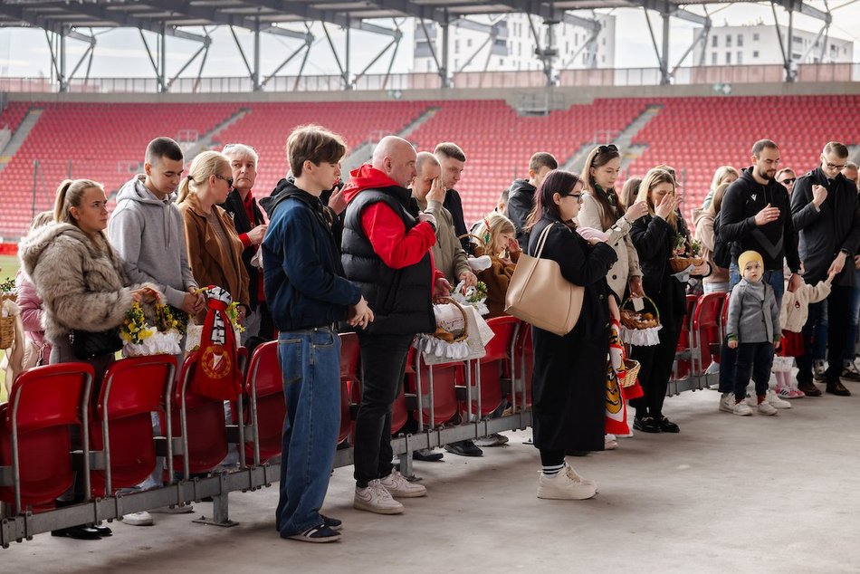 Łódź. Święcenie pokarmów na stadionie Widzewa Łódź