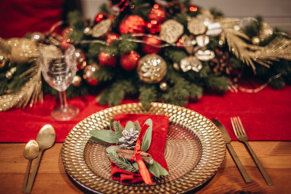 Trendy świąteczne 2024. Jak ozdobić stół na Boże Narodzenie? 
