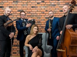 Łodzianie słuchający koncertów w Ogrodach Geyera