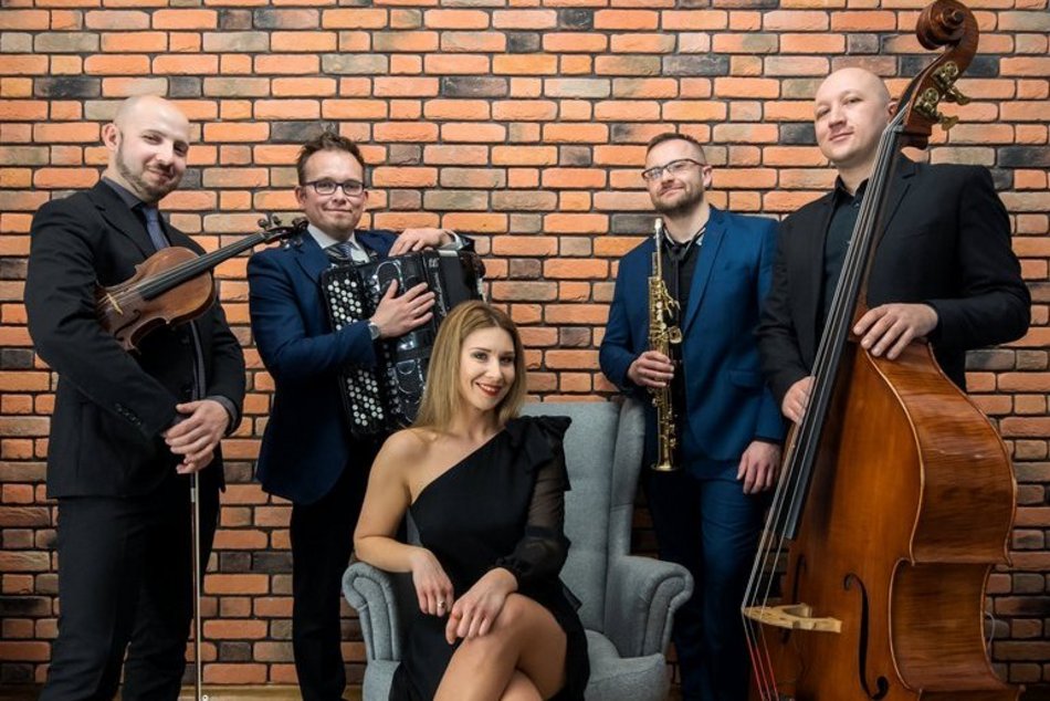 Łodzianie słuchający koncertów w Ogrodach Geyera