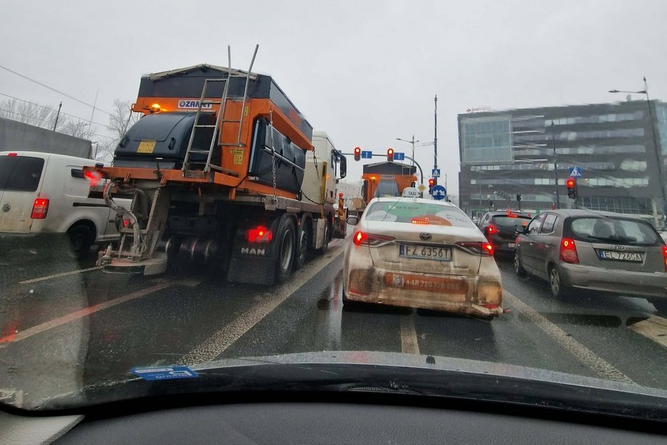 Łódź. Służby w walce z gołoledzią! Ponad tona soli wysypana na ulice w Łodzi