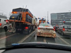 Łódź. Służby w walce z gołoledzią! Ponad tona soli wysypana na ulice w Łodzi