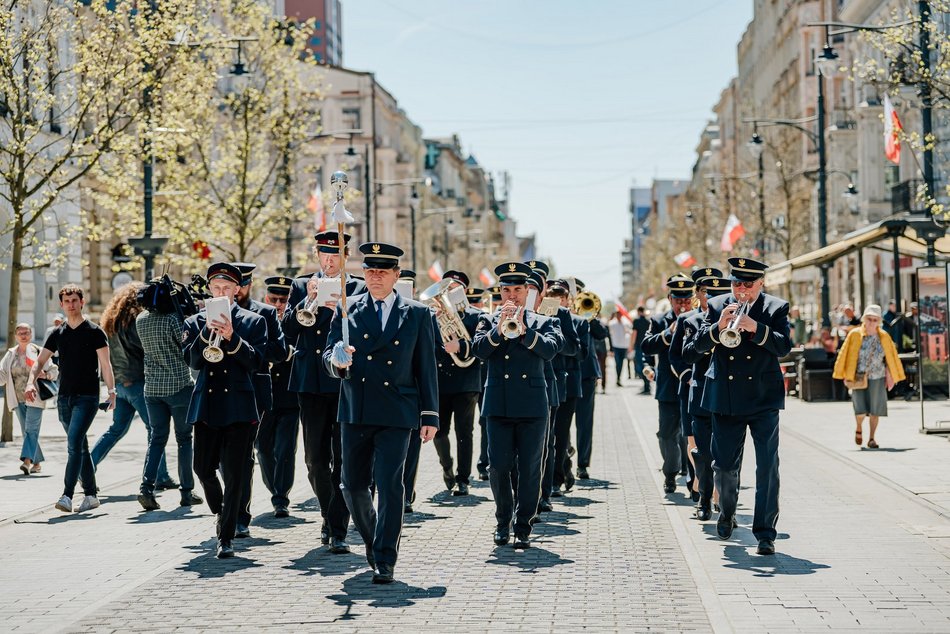Łódź. Dzień Flagi w Łodzi. Biało-czerwony korowód przeszedł Piotrkowską