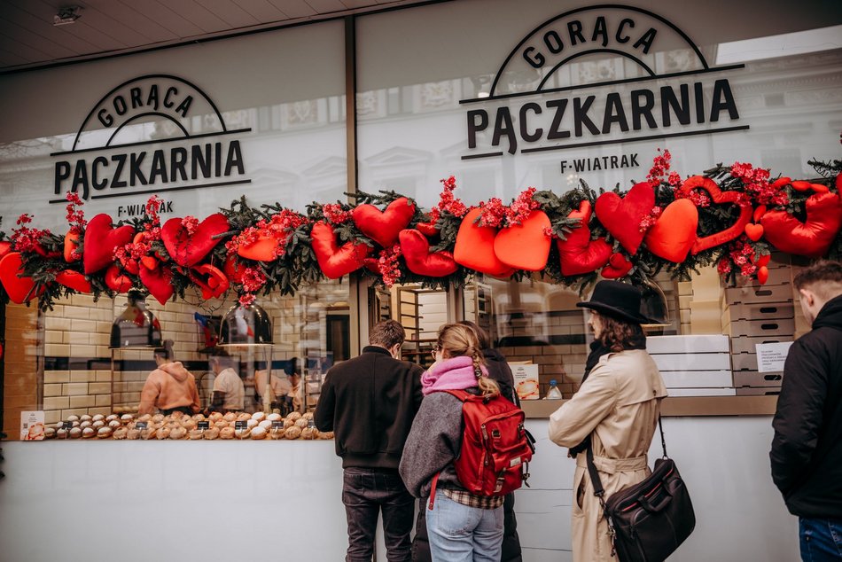 Łódź. Tłusty czwartek w Łodzi od kulis. Tak smaży się 5 tys. pączków w Gorącej Pączkarni!