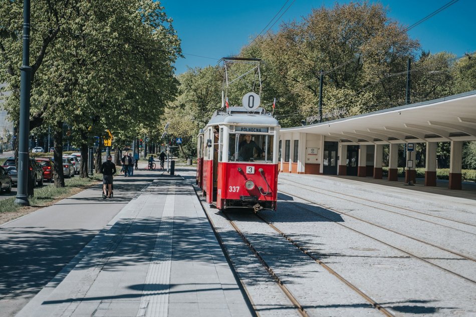 Łódź. Łódzkie Linie Turystyczne przyciągają tłumy. Kultowe pojazdy MPK Łódź znów hitem podróżnych!