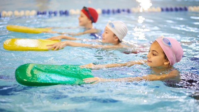 Bezpłatna nauka pływania dla uczniów z Łodzi. Zapisy wystartowały! [SZCZEGÓŁY]