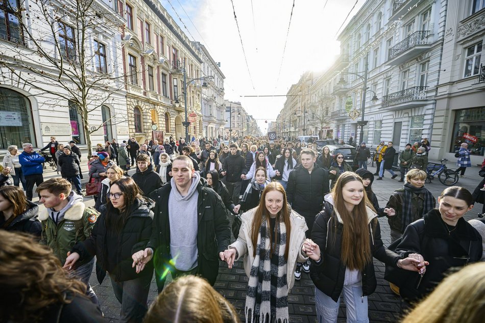 Łódź. Polonez dla Łodzi. Tłumy maturzystów zatańczyły na Piotrkowskiej. Razem z nimi łodzianie!