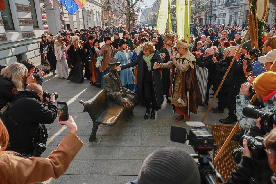 Łódź. Polonez dla Łodzi. Tłumy maturzystów zatańczyły na Piotrkowskiej. Razem z nimi łodzianie!