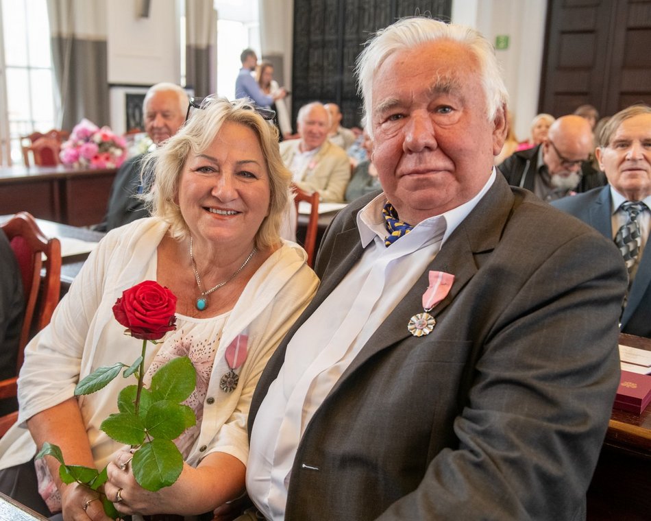 Łódź. Medale za długoletnie pożycia małżeńskie. Rekordziści są razem ponad 60 lat!