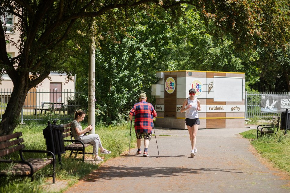 Łódź. Łodzianie spędzają czas wolny w Parku Helenów i Parku Podolskim w Łodzi. Sport i chillout