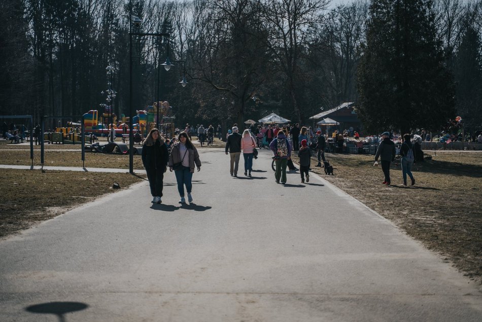 Łódź. Dobra pogoda w Łodzi sprzyja spacerowaniu! Tłumy w Parku na Zdrowiu w Łodzi