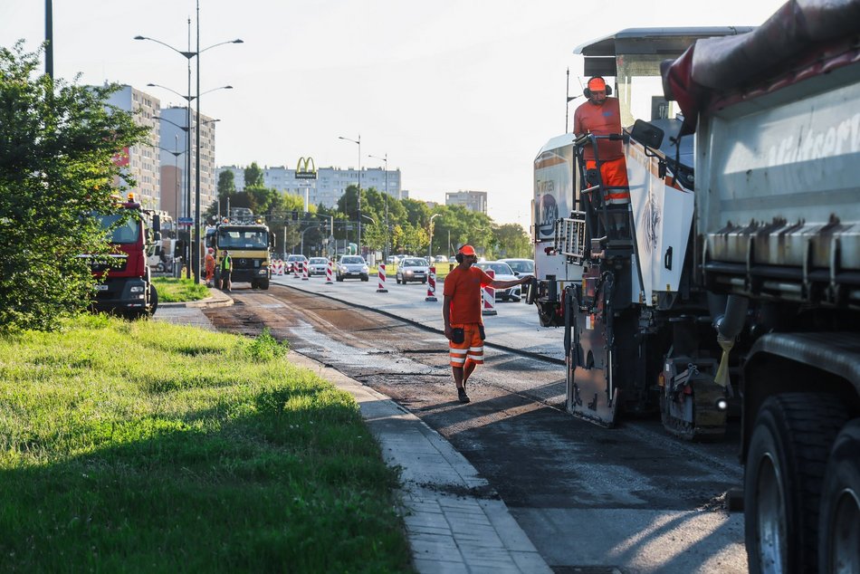 Łódź. Wieczorny remont Rokicińskiej w Łodzi. Kiedy drogowcy położą nowy asfalt?