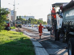 Łódź. Wieczorny remont Rokicińskiej w Łodzi. Kiedy drogowcy położą nowy asfalt?