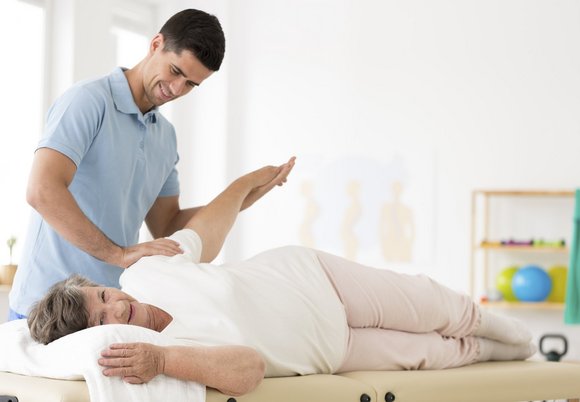 Seniorka podczas rehabilitacji