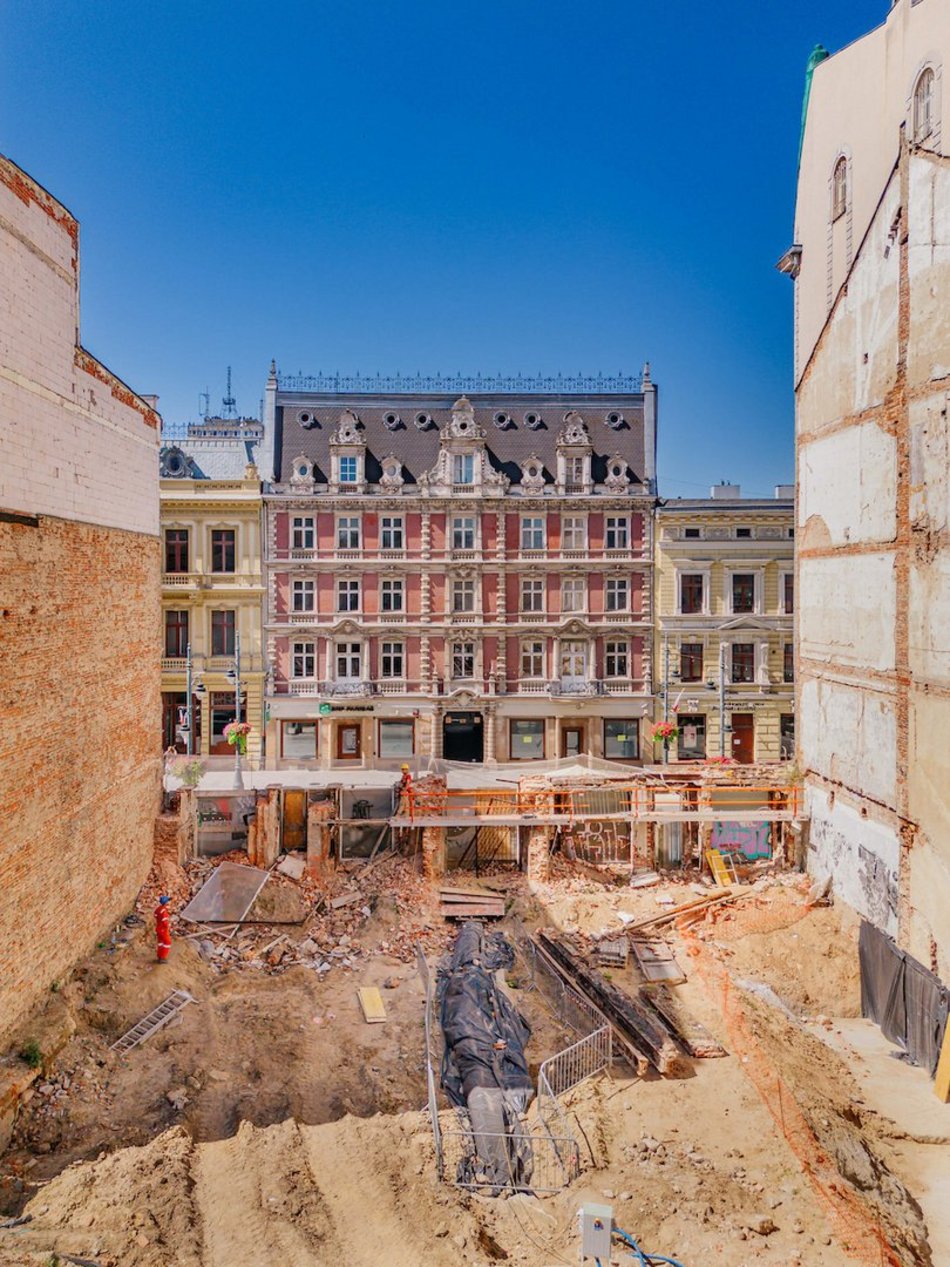 Łódź. „Dziura” przy Piotrkowskiej 58 w Łodzi znika na naszych oczach! Prace wystartowały!