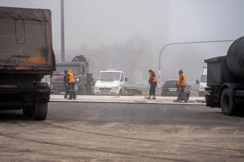Łódź. Drogowcy układają nową nawierzchnię na Śmigłego-Rydza