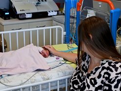 Łódź. Przełomowa operacja noworodka w Matce Polce w Łodzi. Ogromny guz usunęli 17 minut po porodzie