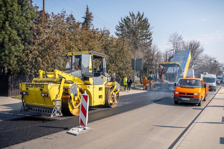 Łódź. Remont Brzezińskiej na finiszu. Jezdnia i chodniki już gotowe