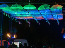 festiwal światła kolorowe parasolki