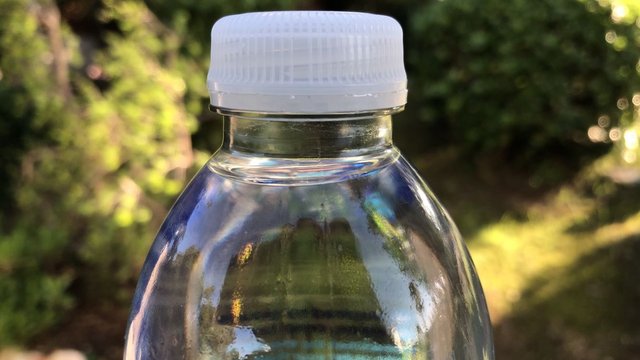 Директива щодо пластику. З липня всі кришки залишаються з пляшками!
