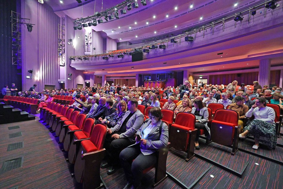 Karnawał w Łodzi dla seniorów. Bale przebierańców, potańcówki w MSK, koncert latino