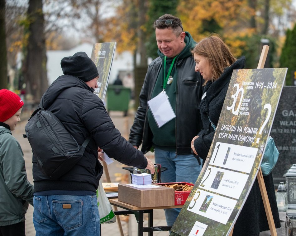 Trwa kwesta na Starym Cmentarzu w Łodzi