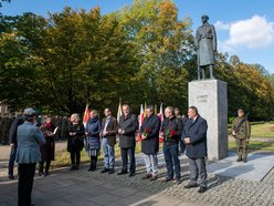 Obchody Łódzkiego Października Legionowego. Uroczystość pod pomnikiem Legionisty