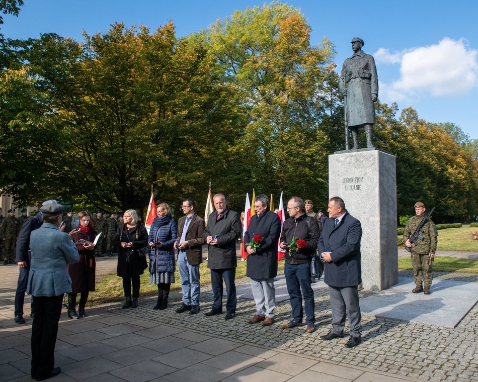 Obchody Łódzkiego Października Legionowego. Uroczystość pod pomnikiem Legionisty