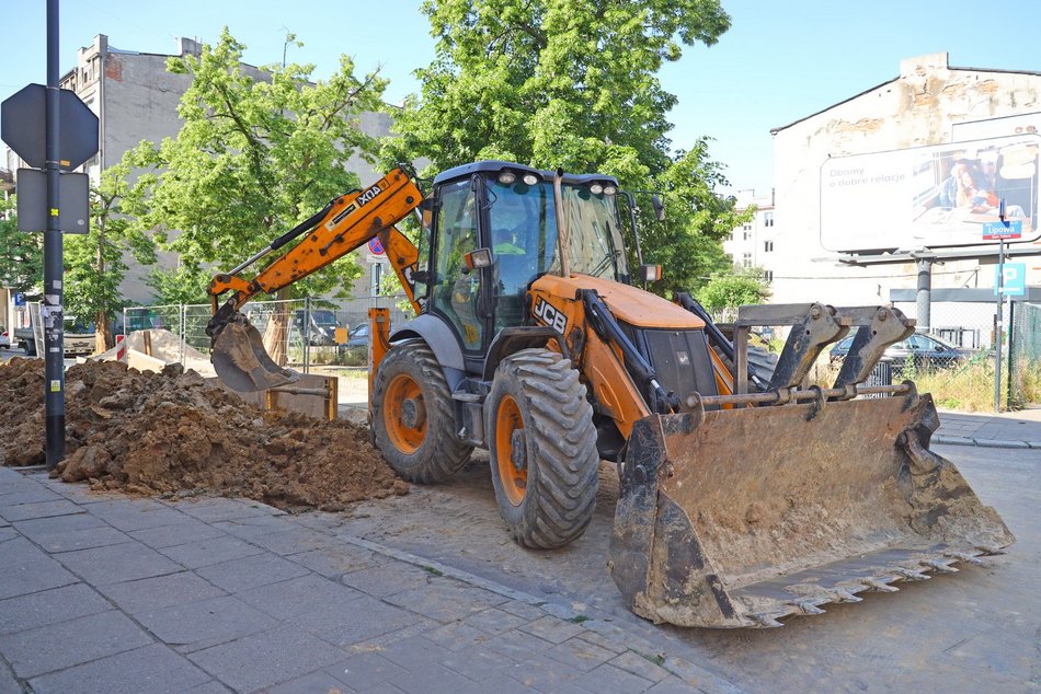 Remont ulicy Lipowej - robotnicy i maszyny na placu budowy