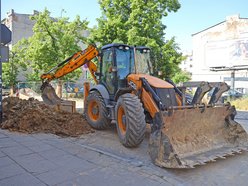 Remont ulicy Lipowej - robotnicy i maszyny na placu budowy