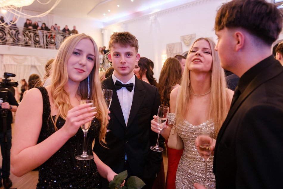 Studniówka XV w Łodzi. Niezapomniane chwile i piękne wspomnienia