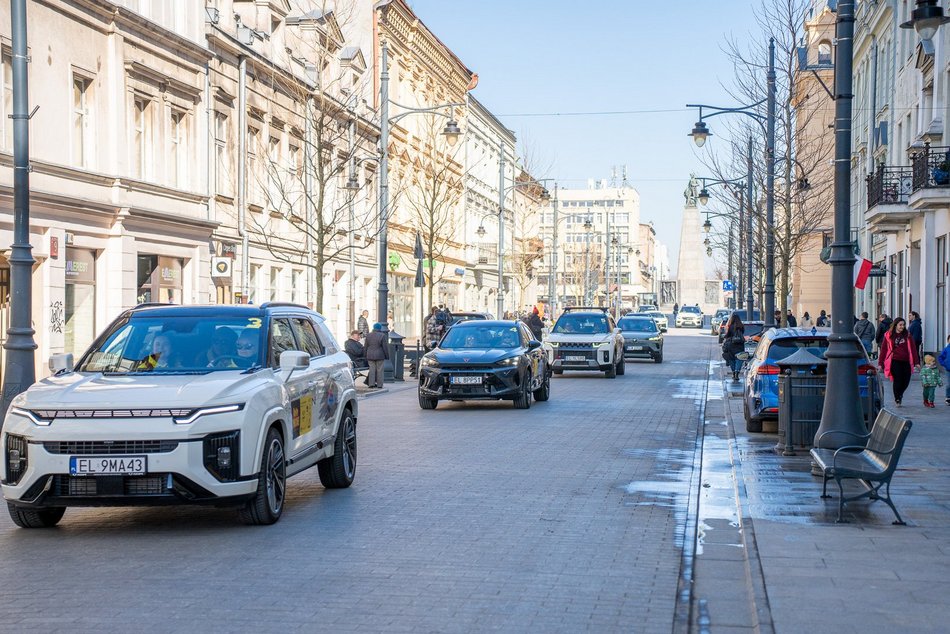 Łódź. Zobacz, jak "Babski Rajd AutoMocne" popędził Piotrkowską w Łodzi!
