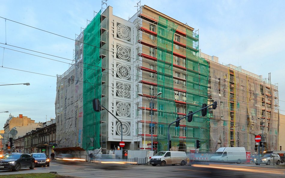 Łódź. Biała kamienica na rogu Zachodniej i Więckowskiego