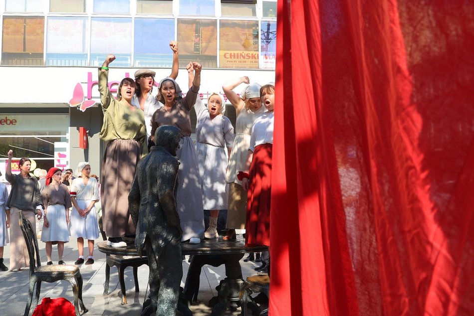 Marsz robotników podczas festiwalu REwolucja w Łodzi. Inscenizacja aktorów Teatru Chorea