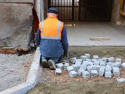 Drugie życie kostki pozostałej po remontach w Łodzi. Gdzie trafi i do czego się przyda?