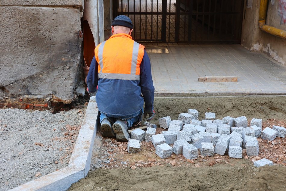 Drugie życie kostki pozostałej po remontach w Łodzi. Gdzie trafi i do czego się przyda?