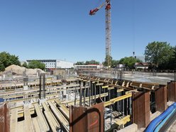 Łódź. Ekspresowa budowa mieszkań miejskich przy Pabianickiej. Powstał garaż, trwa wznoszenie pięter!