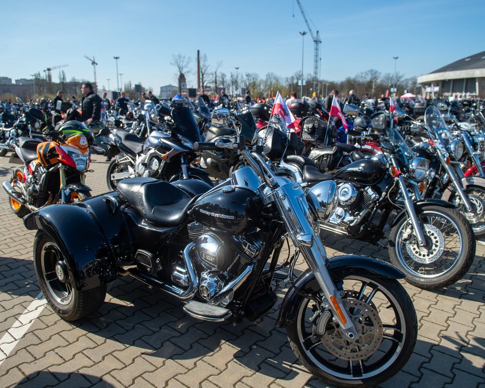 Parada motocyklistów przejechała ulicami Łodzi. Sezon rozpoczęty! Byłeś?