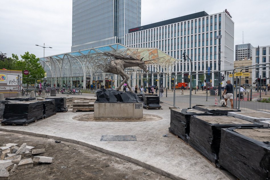 Łódź. Zielona oaza przy Stajni Jednorożców w Łodzi. Niemal 2 tysiące mkw. odbetonowanej powierzchni